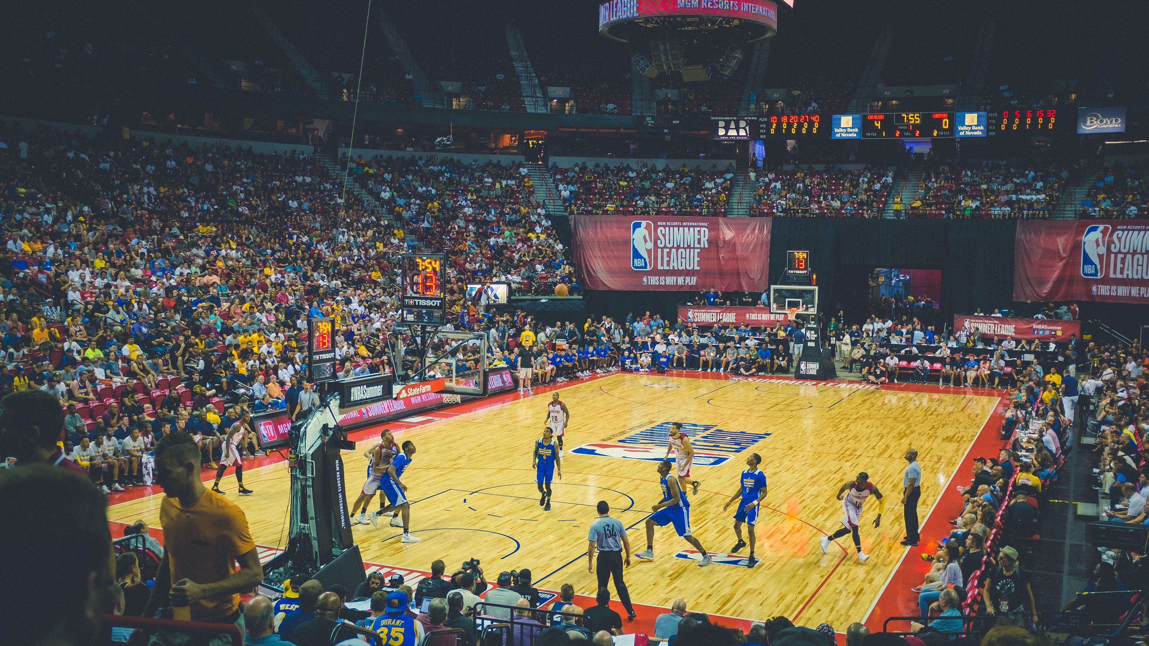 羽毛球比赛决胜局紧张激烈